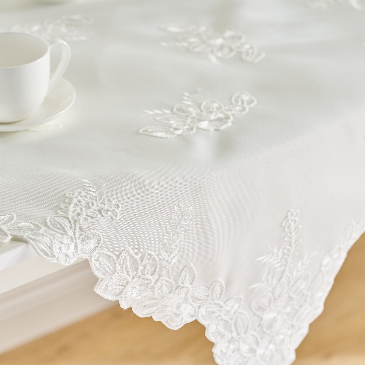 Serweta Haftowana Lucro 80x80 cm z motywem kwiatowym