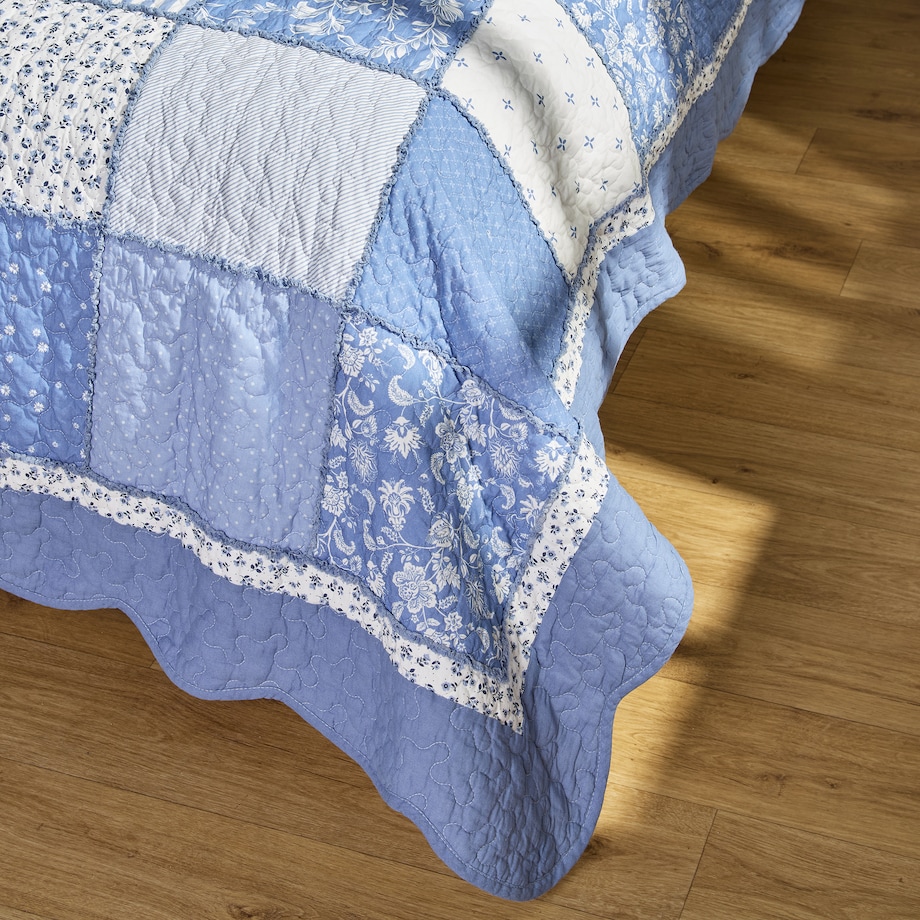 Patchwork narzuta na łóżko Cottage 200x220 cm z motywem kwiatowym