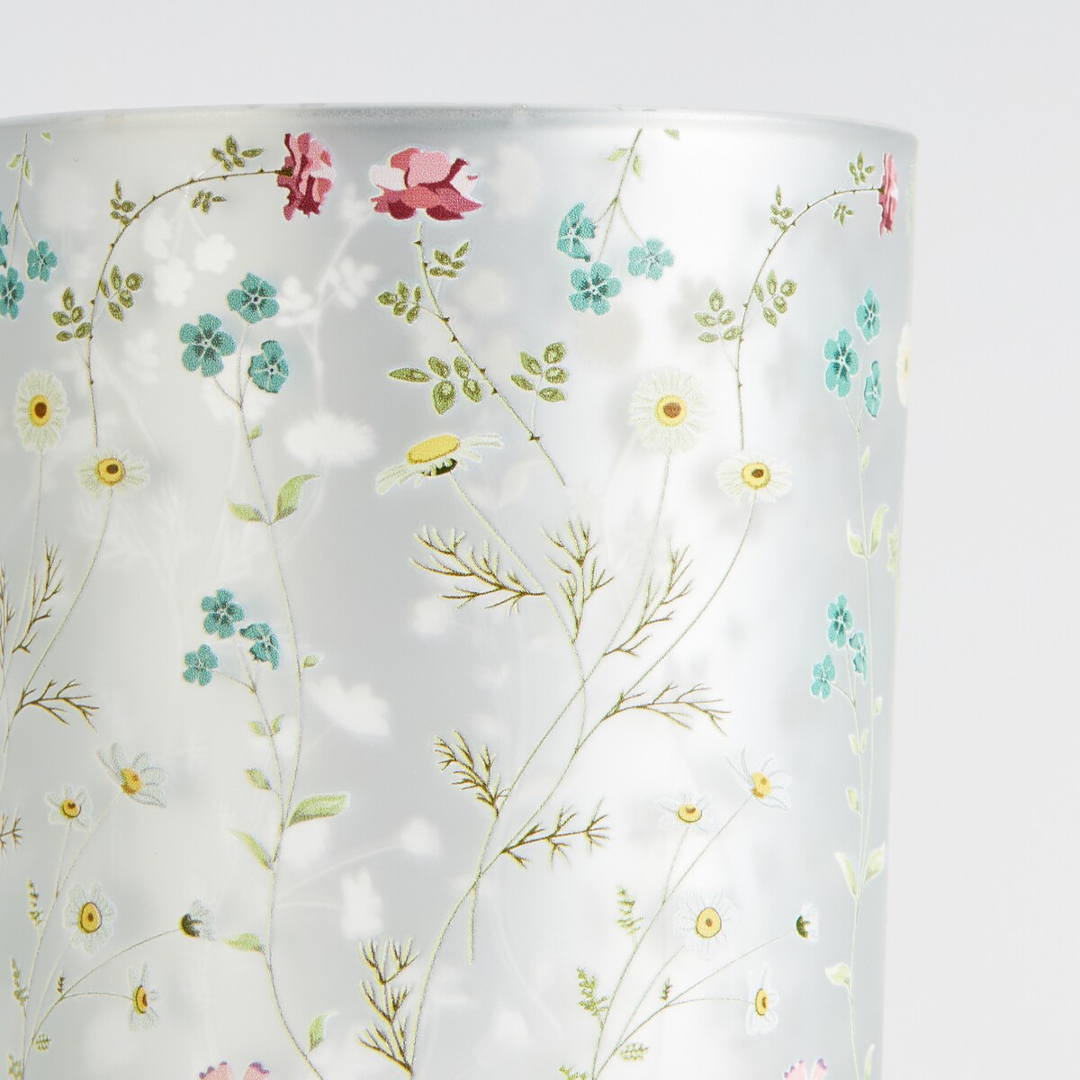 Świecznik Dowme z motywem kwiatowym