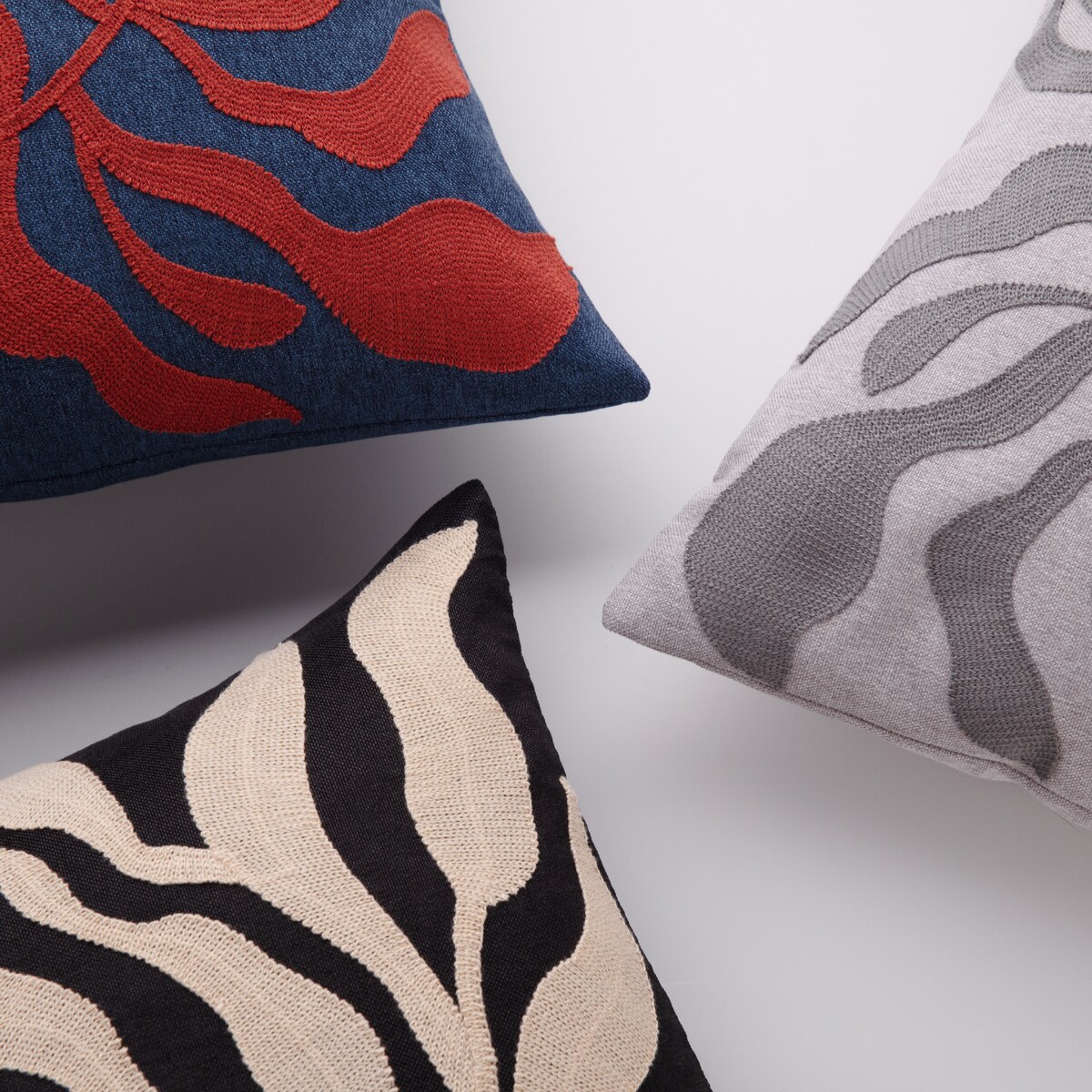 Poszewka Haftowana Kamea 45x45 cm z motywem roślinnym