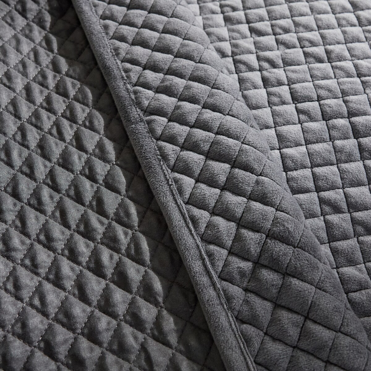 Jednokolorowa narzuta na łóżko Plums 200x220 cm z motywem geometrycznym