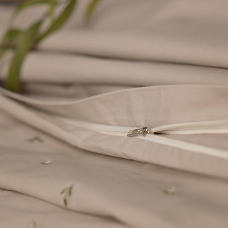 Pościel bawełniana z haftem Listisi 140x200 cm z motywem liściastym