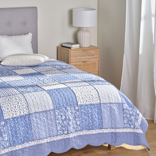 Patchwork narzuta na łóżko Cottage 200x220 cm z motywem kwiatowym