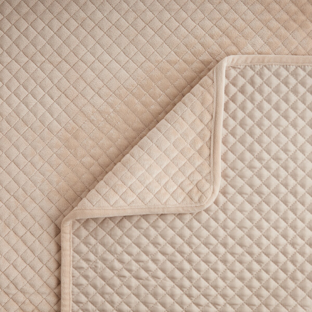 Jednokolorowa narzuta na łóżko Plums 200x220 cm z motywem geometrycznym