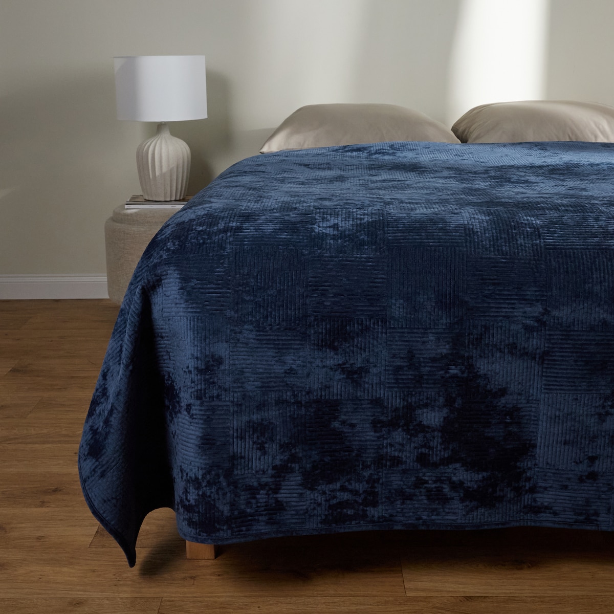 Jednokolorowa narzuta na łóżko Quadron 200x220 cm z motywem geometrycznym