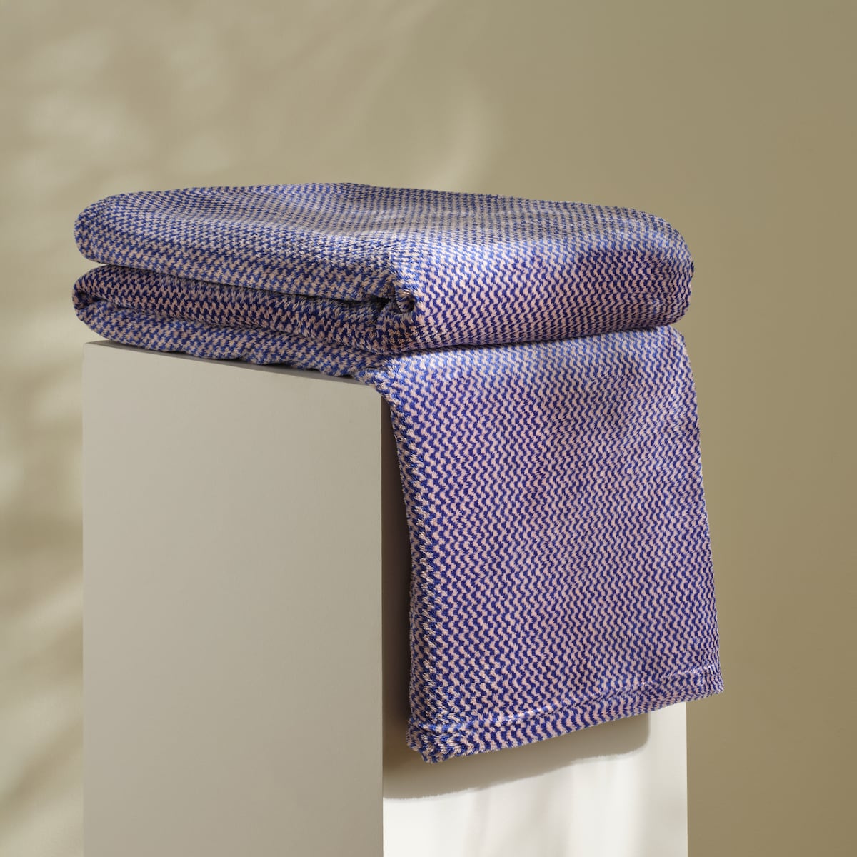 Koc Shimmero 150x200 cm z motywem geometrycznym