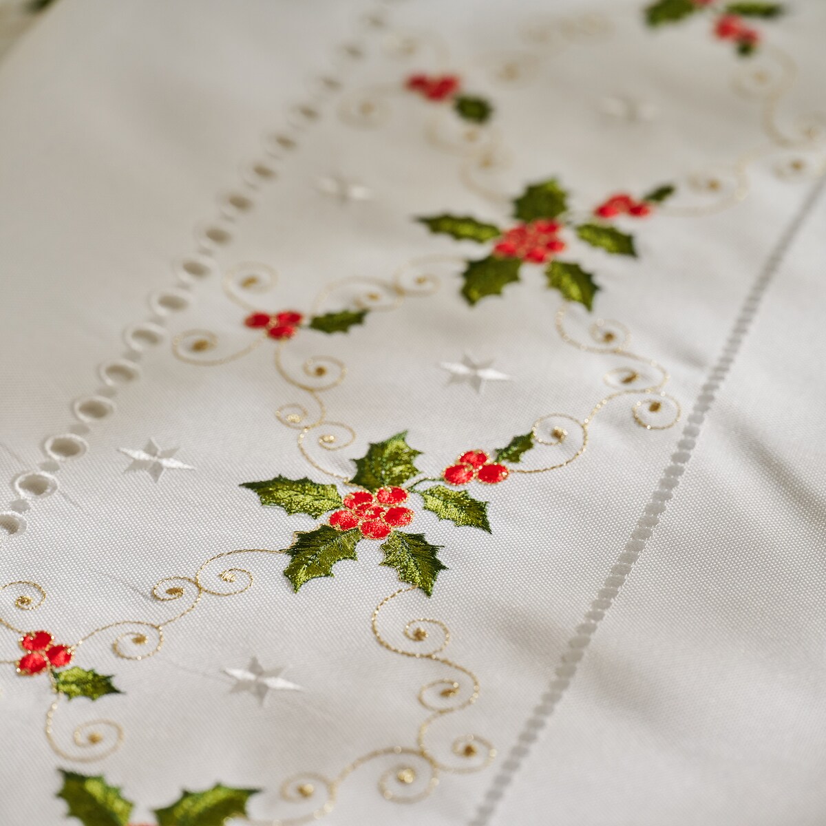 Obrus Haftowany Merrila 147x220 cm z motywem gwiazdy betlejemskiej