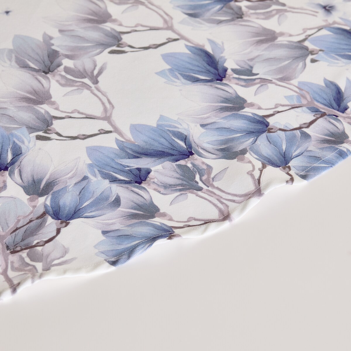 Obrus z nadrukiem Fladis z motywem kwiatowym