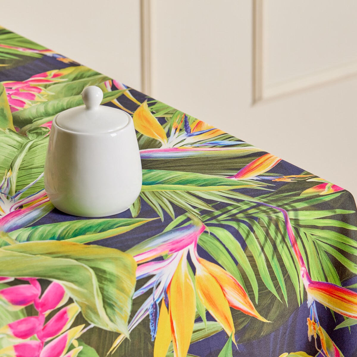 Obrus z nadrukiem Pasaro 150x220 cm z motywem tropikalnym