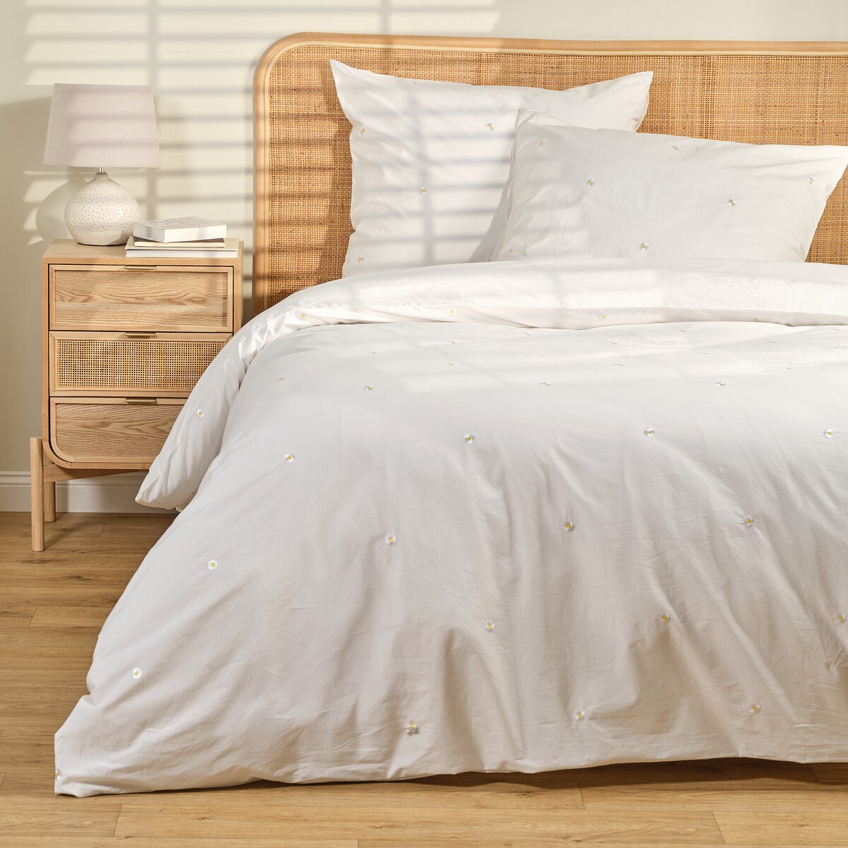 Pościel z perkalu z haftem Margotka 160x200 cm z motywem kwiatowym