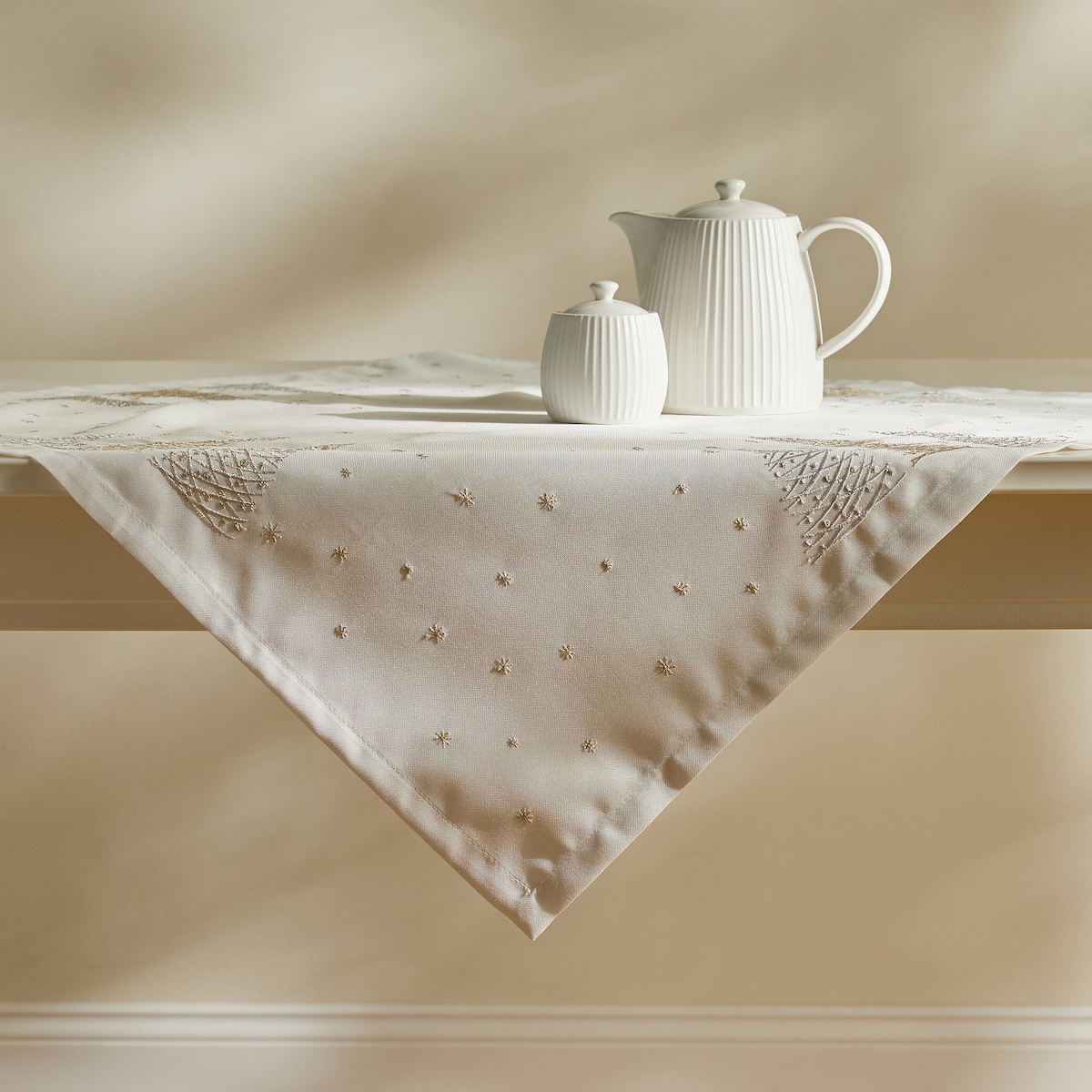 Serweta Haftowana Navore 80x80 cm z motywem choinki