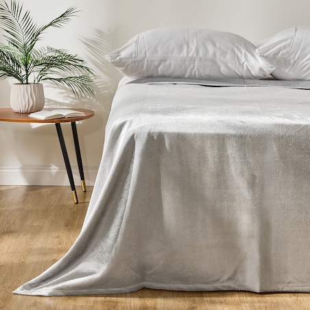 Jednokolorowa narzuta na łóżko z wytłoczonym wzorem Glameri 200x220 cm