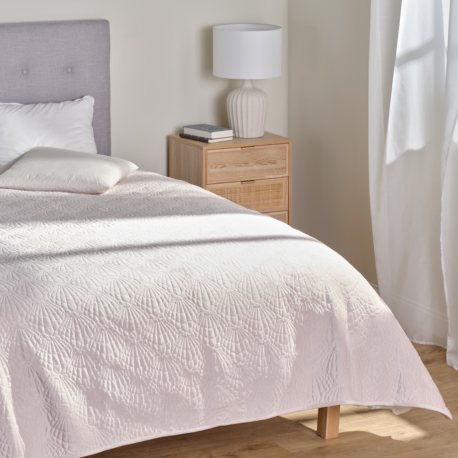 Jednokolorowa narzuta na łóżko z przeszywanym wzorem Centero 200x220 cm z motywem morskim