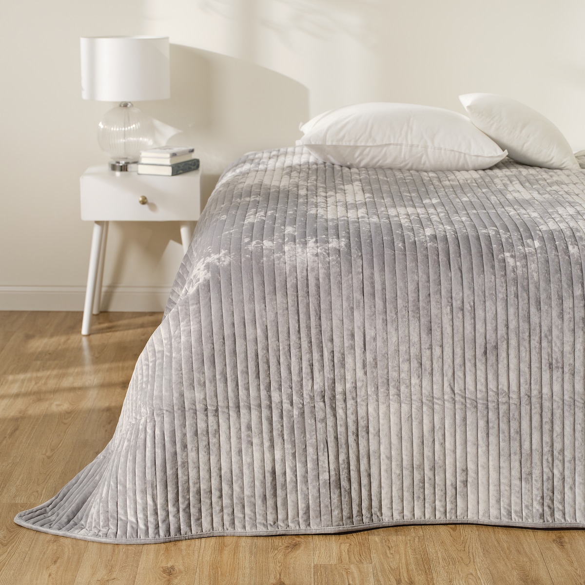 Jednokolorowa narzuta na łóżko z przeszywanym wzorem Blafal 200x220 cm