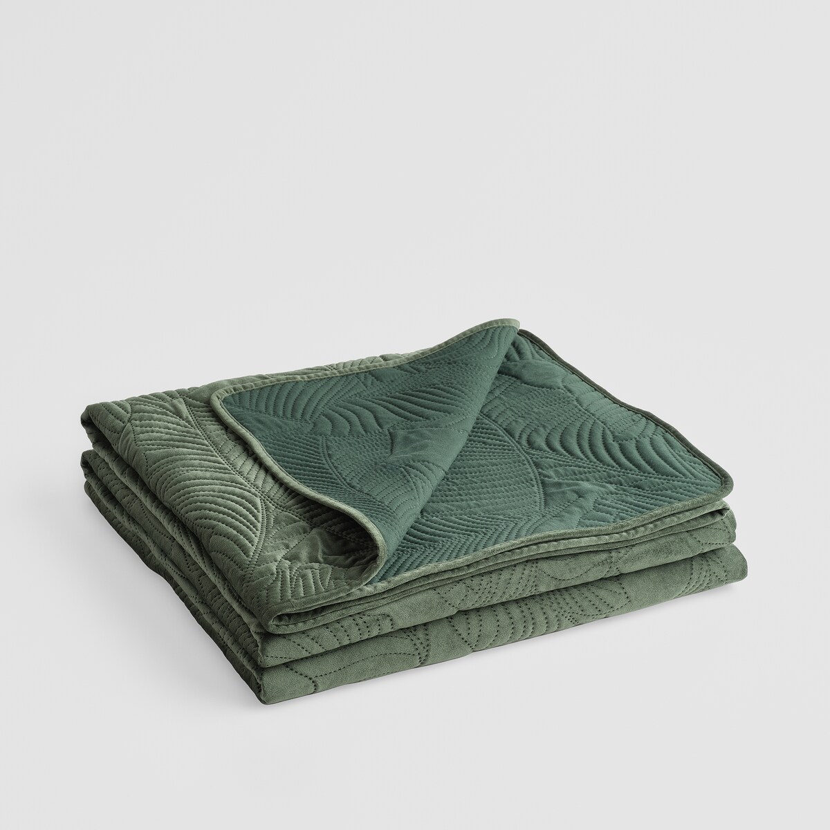 Jednokolorowa narzuta na łóżko z przeszywanym wzorem Nounis 200x220 cm z motywem roślinnym