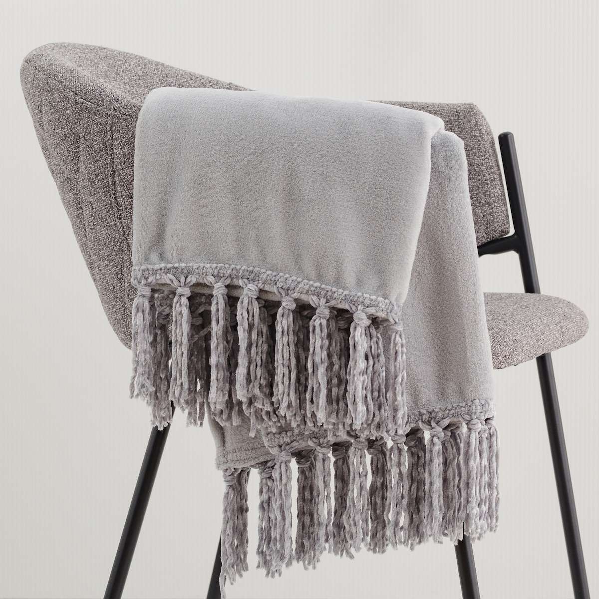 Jednokolorowy koc Tassels 130x170 cm