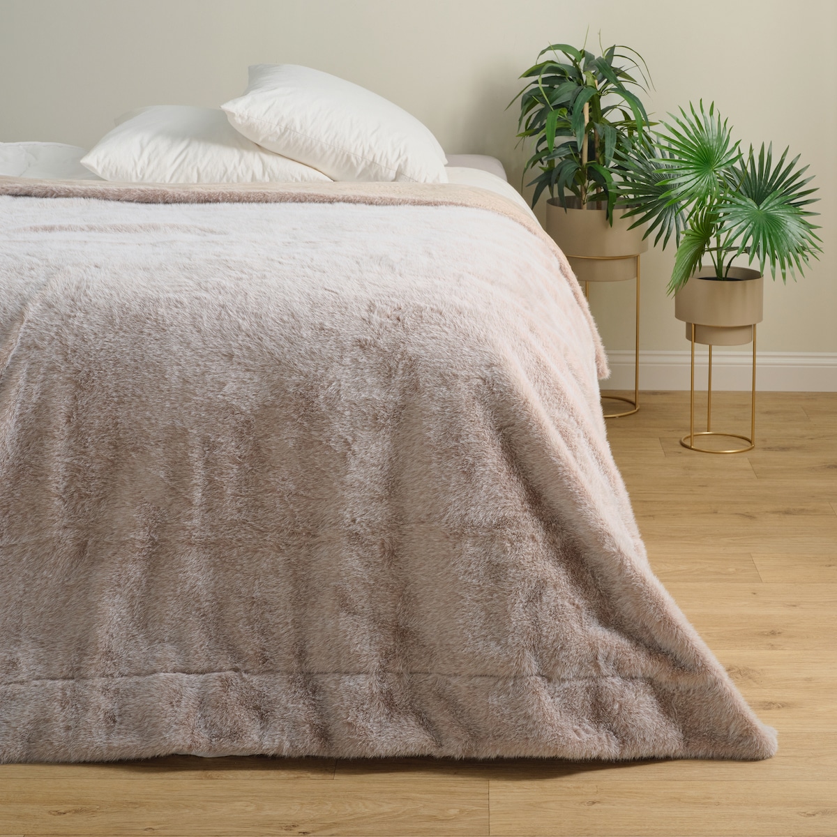 Jednokolorowa futrzana narzuta na łóżko Paranosi 180x200 cm