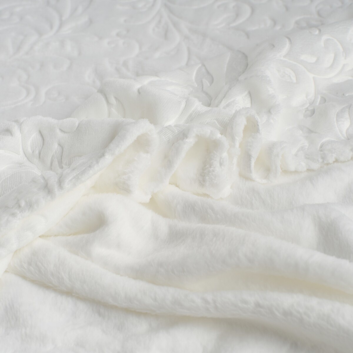 Jednokolorowy koc z wytłoczonym wzorem Conosinos 150x200 cm z motywem arabeski