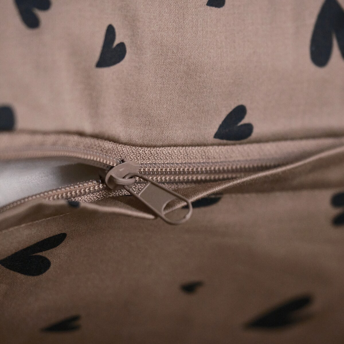 Pościel z bawełny satynowej z lamówką Malorina 140x200 cm z motywem serca