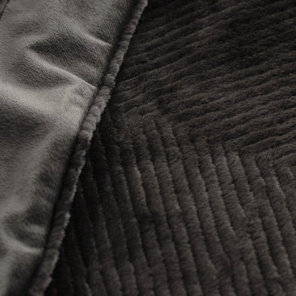 Narzuta Futrzana Przeszywana w Geometryczny Wzór Abraco 200x220 cm