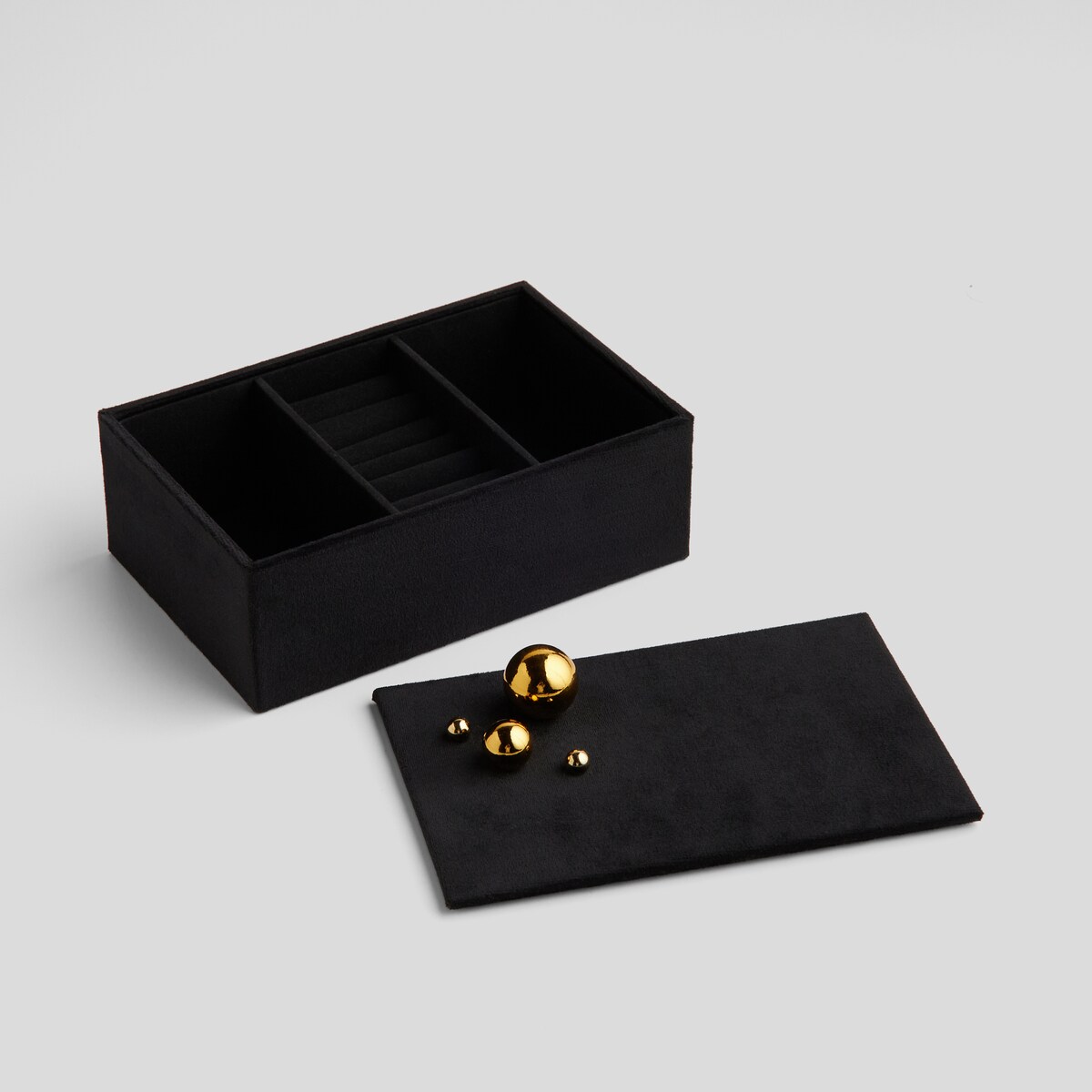 Welurowa szkatułka na biżuterię z ozdobnym zapięciem breta