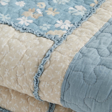 Patchwork narzuta na łóżko Cottagen 200x220 cm z motywem kwiatowym
