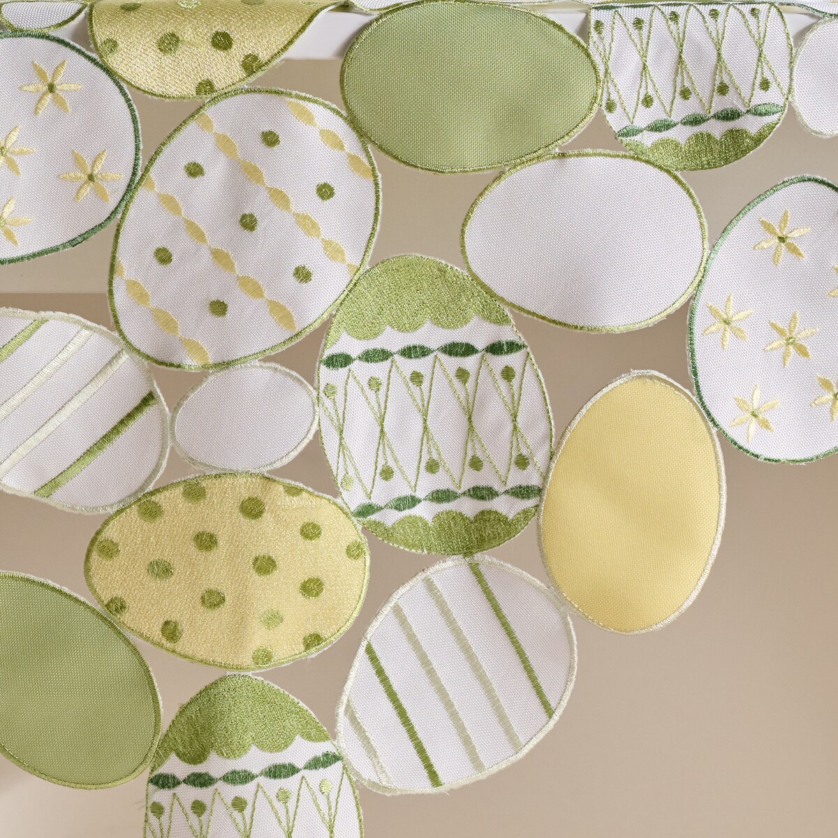 Serweta Haftowana Egios 80x80 cm z motywem jajka