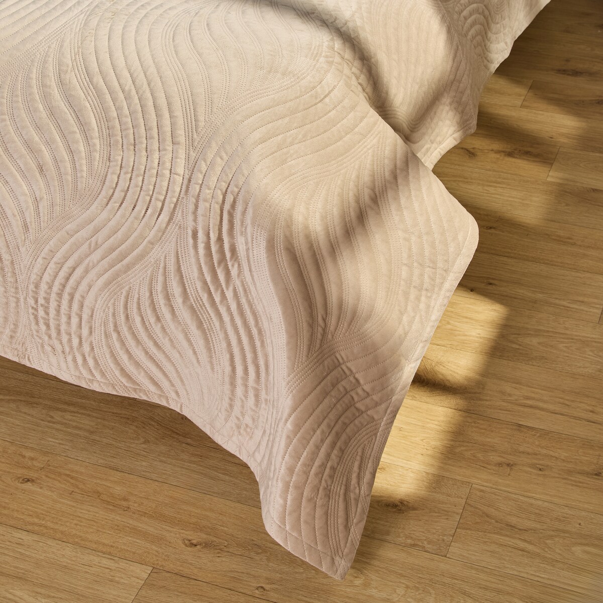 Jednokolorowa narzuta na łóżko z wytłoczonym wzorem Kaylin 200x220 cm