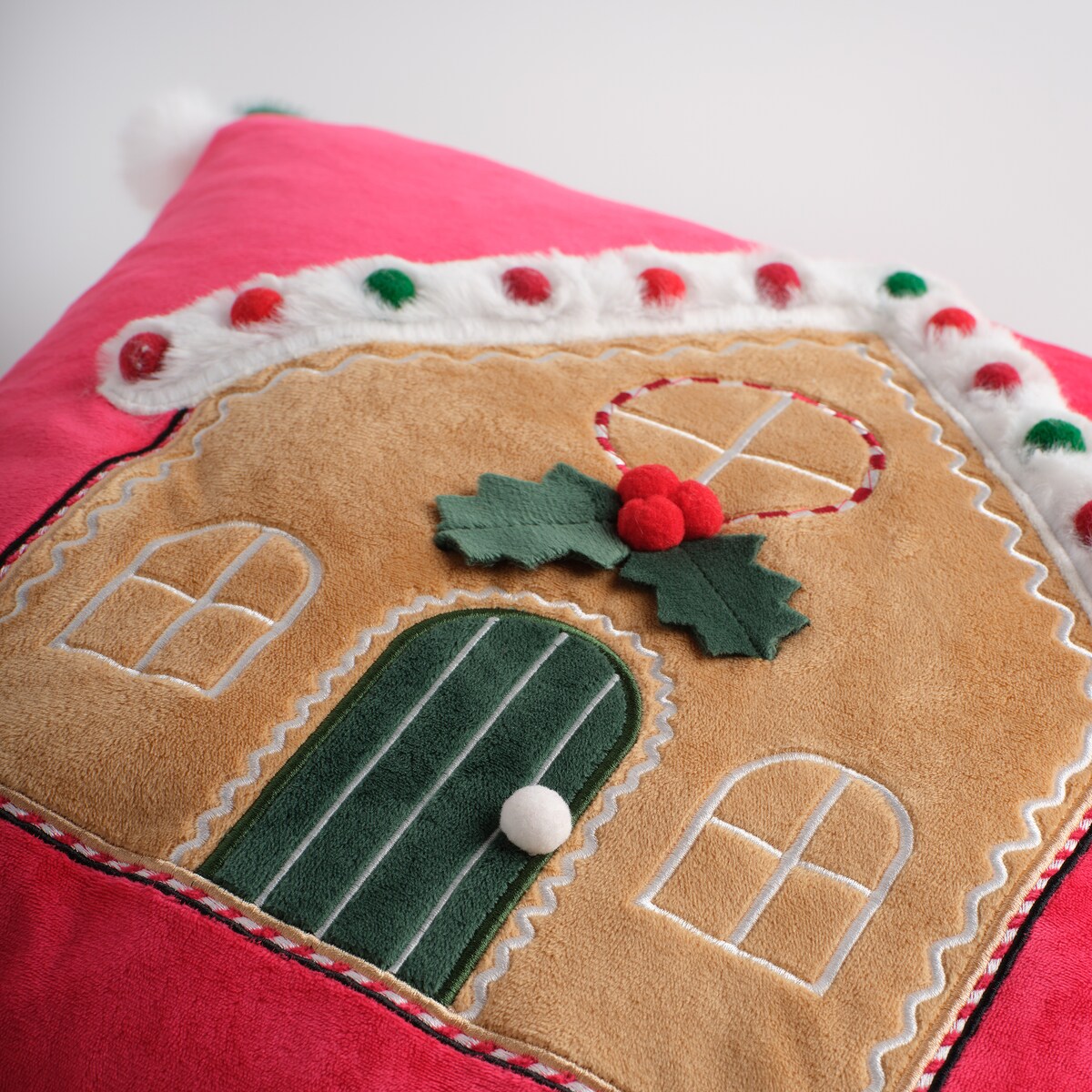 Poszewka Haftowana Ginnohouse 45x45 cm z motywem domku