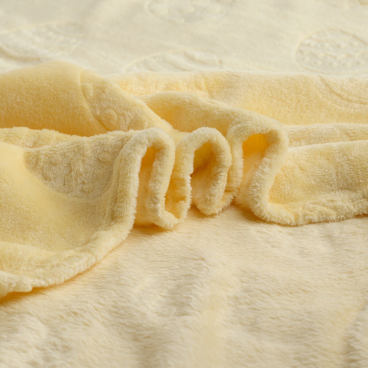 Jednokolorowy koc z wytłoczonym wzorem Joylis 150x200 cm z motywem jajka