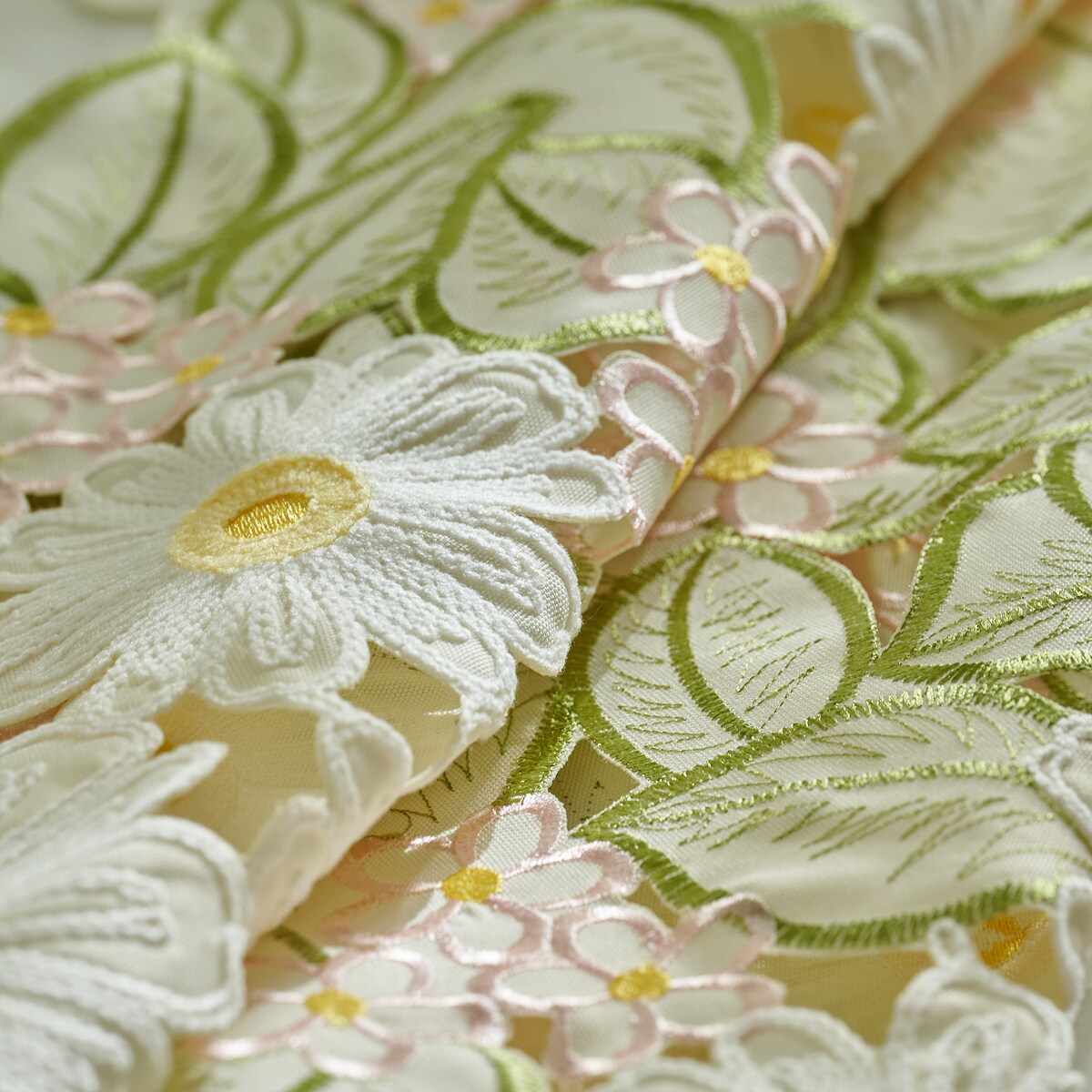 Serweta Haftowana Feris 80x80 cm z motywem kwiatowym