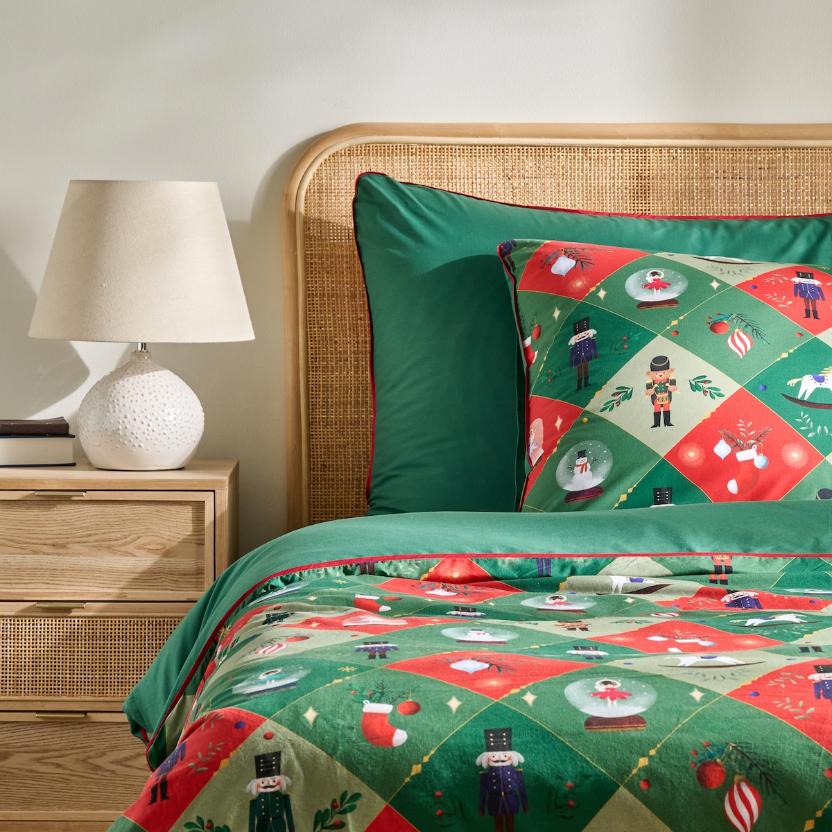 Pościel bawełniana z lamówką Nutpatcher 160x200 cm z motywem dziadka do orzechów