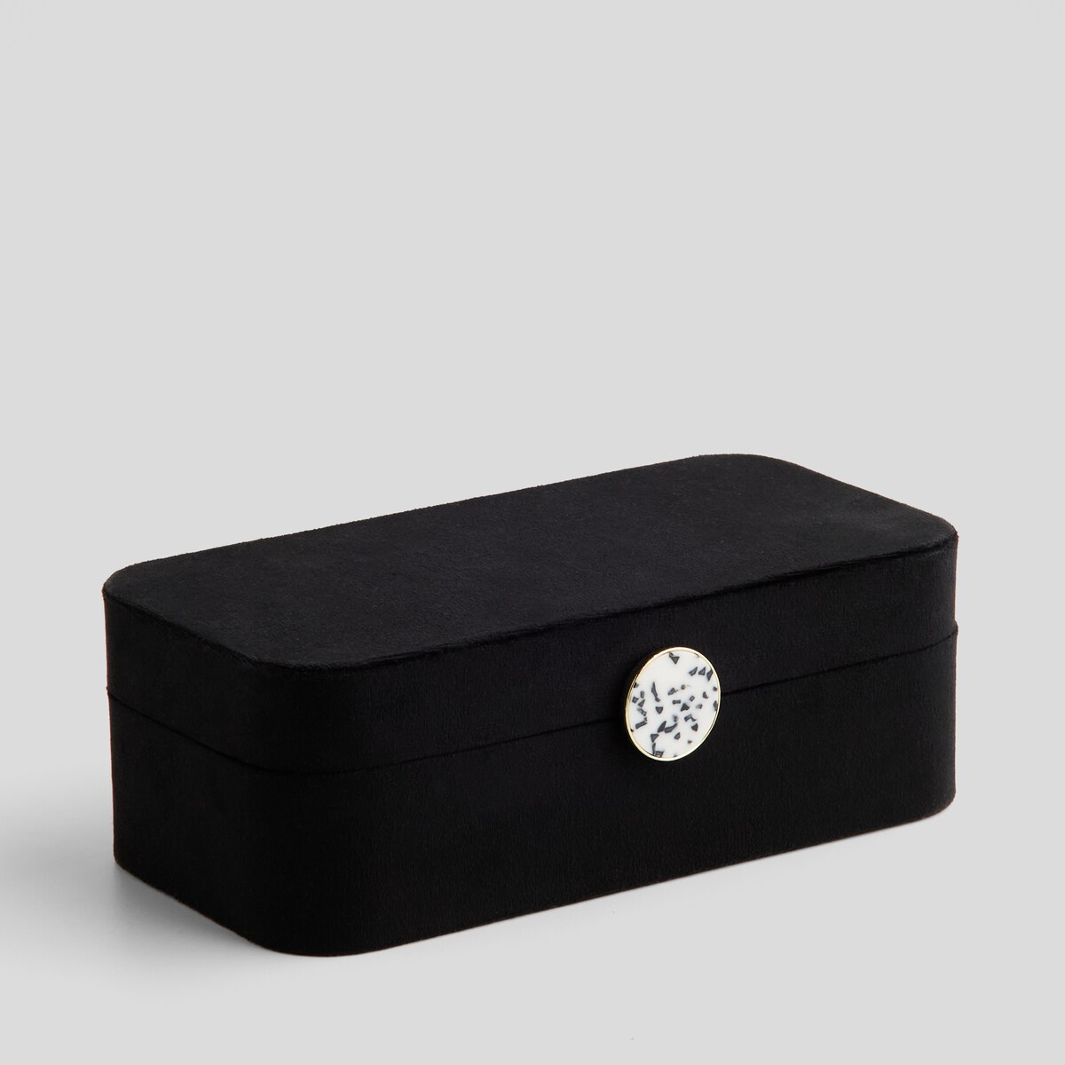 Welurowa szkatułka na biżuterię z ozdobnym zapięciem pokosa