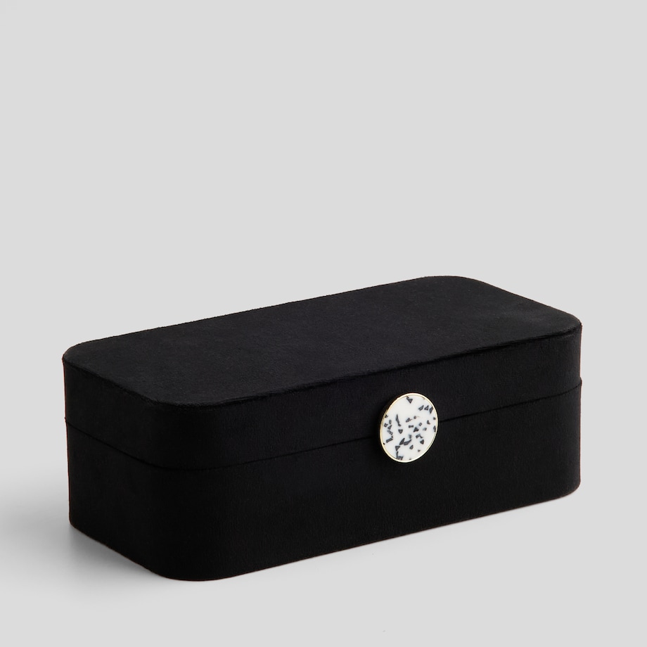 Welurowa szkatułka na biżuterię z ozdobnym zapięciem pokosa