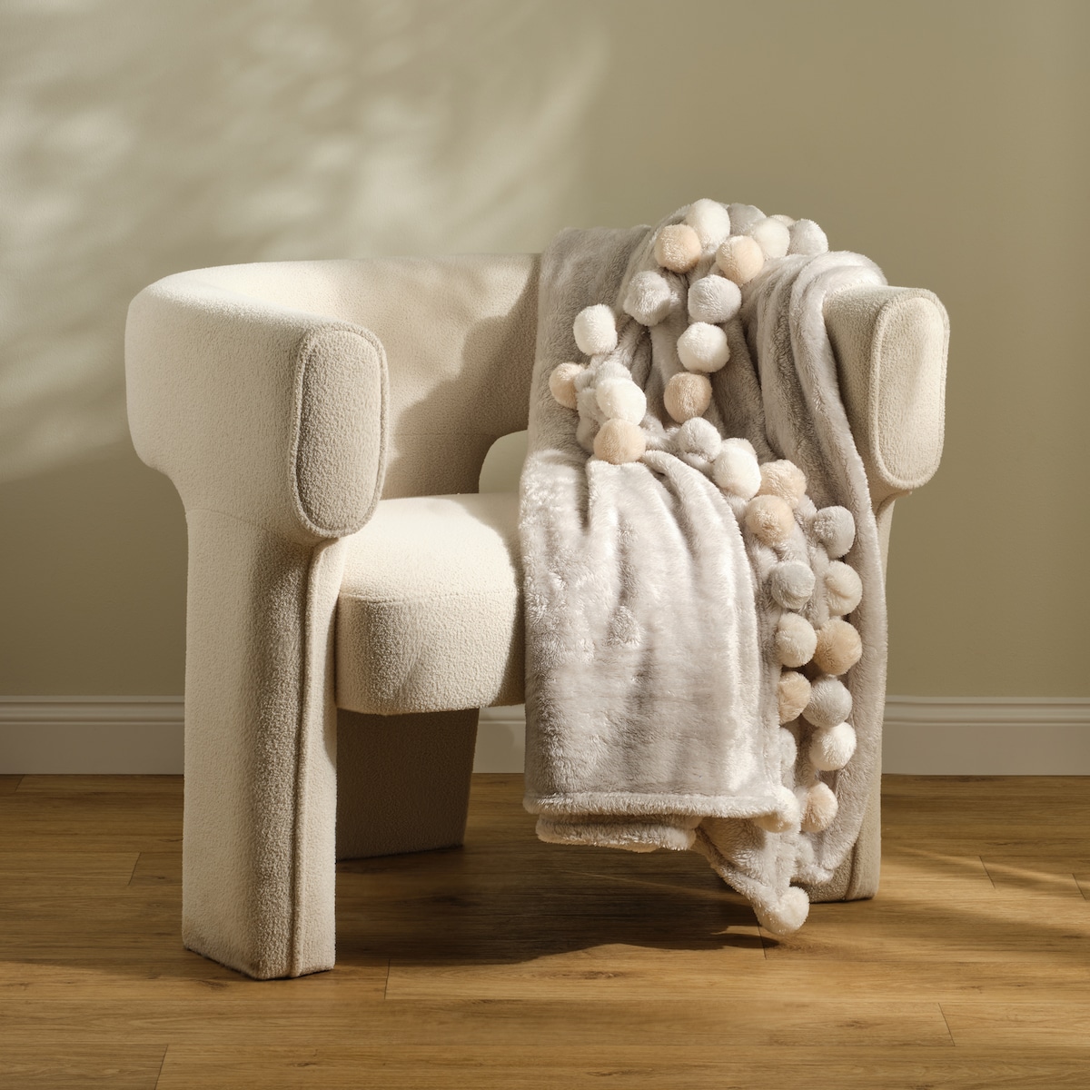 Jednokolorowy koc z pomponami Ponnie 150x200 cm