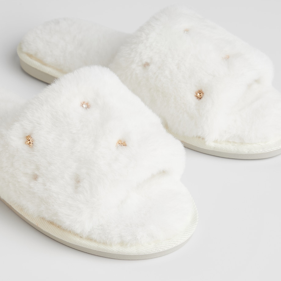 Kapcie Nulino z motywem gwiazdy