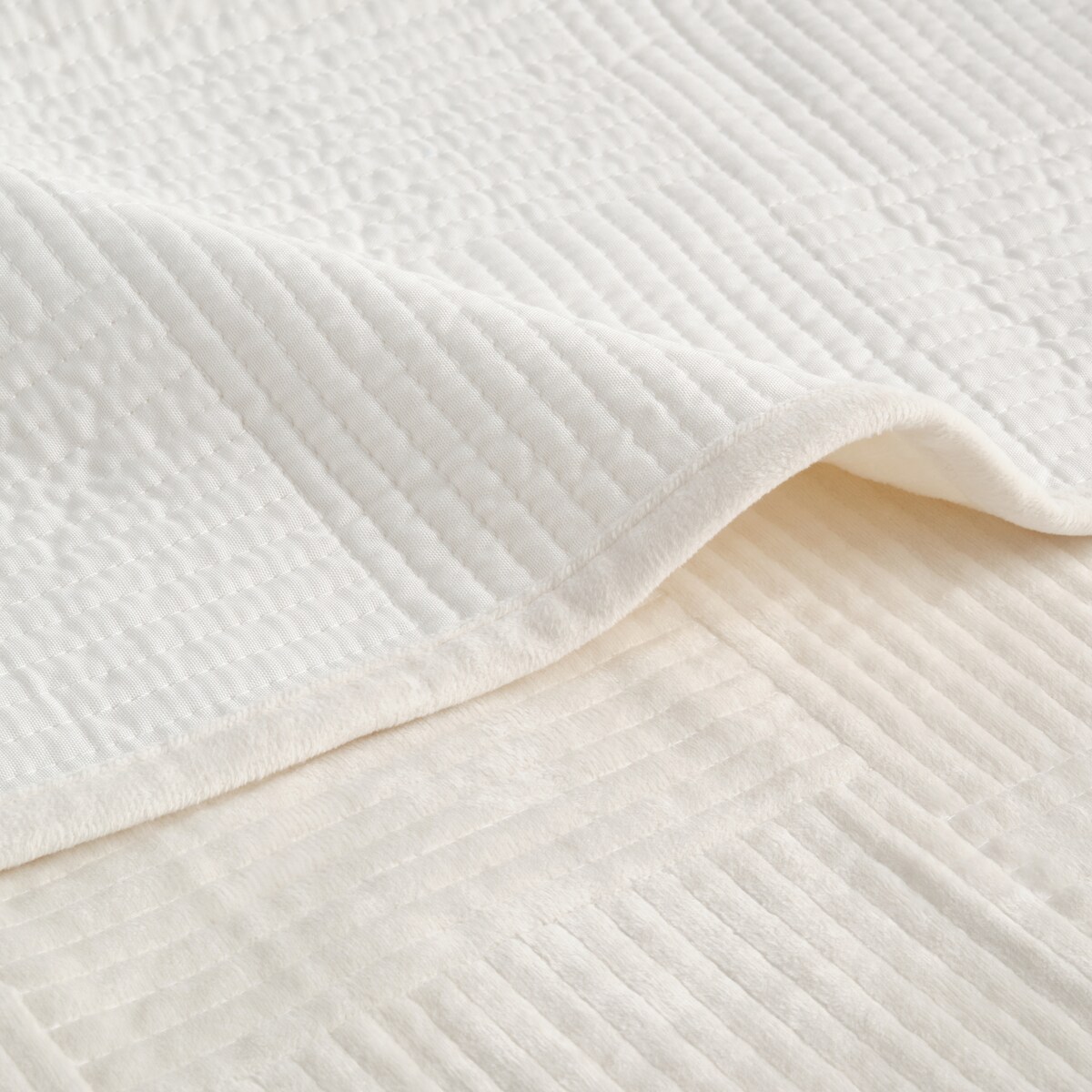 Jednokolorowa narzuta na łóżko Quadron 200x220 cm z motywem geometrycznym