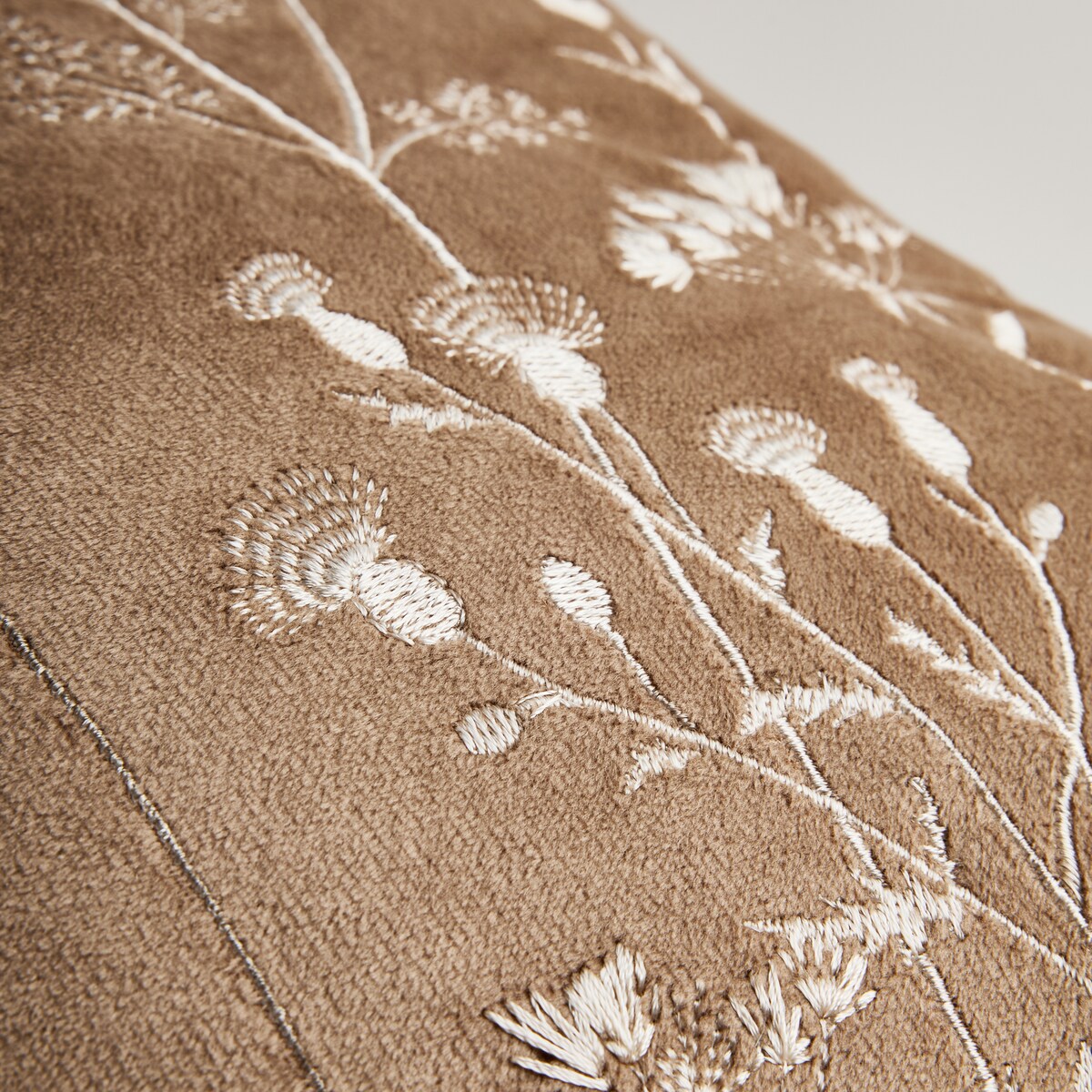 Poszewka Haftowana Lomka 45x45 cm z motywem roślinnym