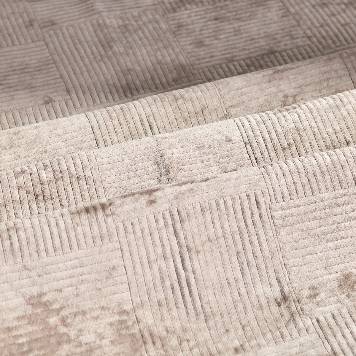 Jednokolorowa narzuta na łóżko Quadron 200x220 cm z motywem geometrycznym