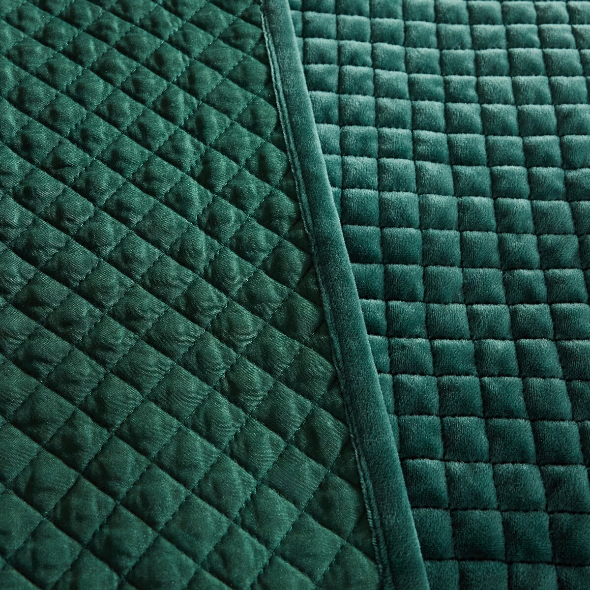 Jednokolorowa narzuta na łóżko Plums 200x220 cm z motywem geometrycznym