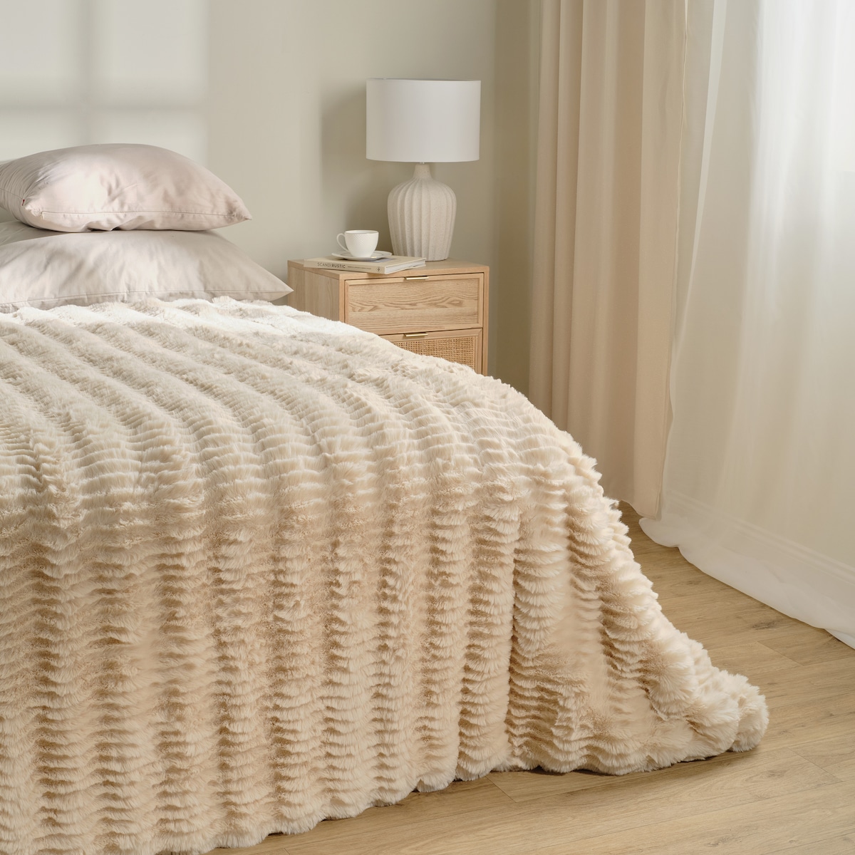 Jednokolorowa futrzana narzuta na łóżko Harisea 180x200 cm