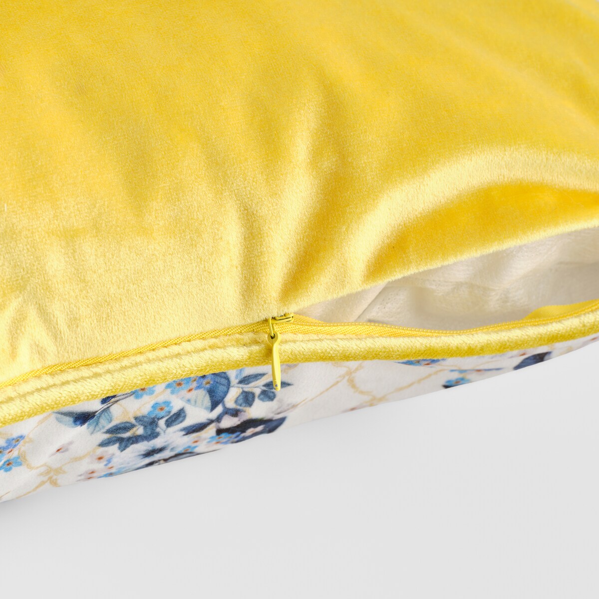 Poszewka z nadrukiem Lemondio 45x45 cm z motywem kwiatowym