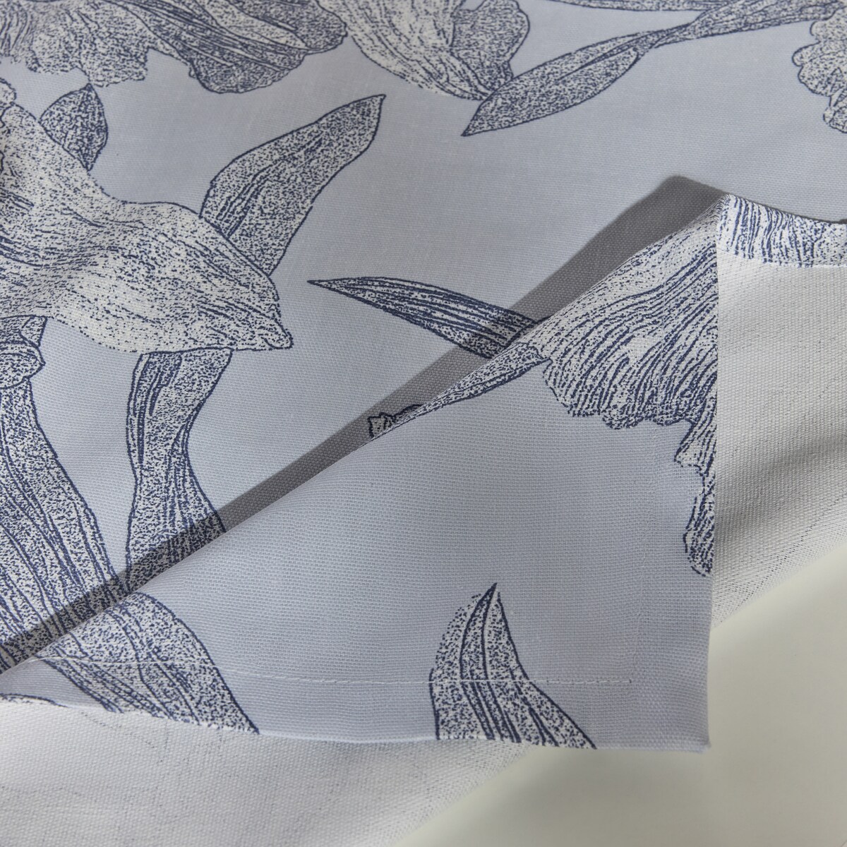 Obrus Flowa 130x180 cm z motywem kwiatowym