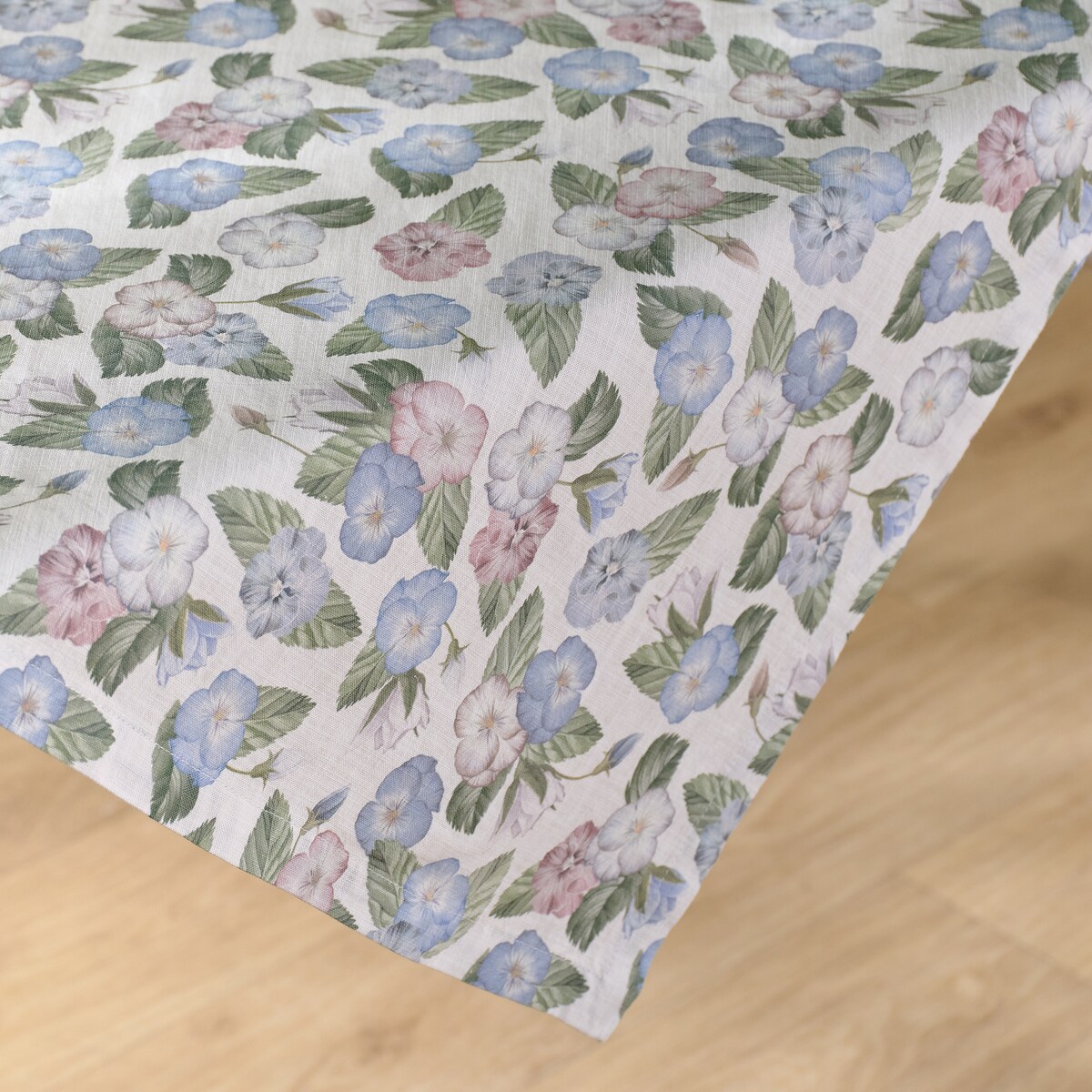 Serweta z nadrukiem Pansiso 80x80 cm z motywem kwiatowym