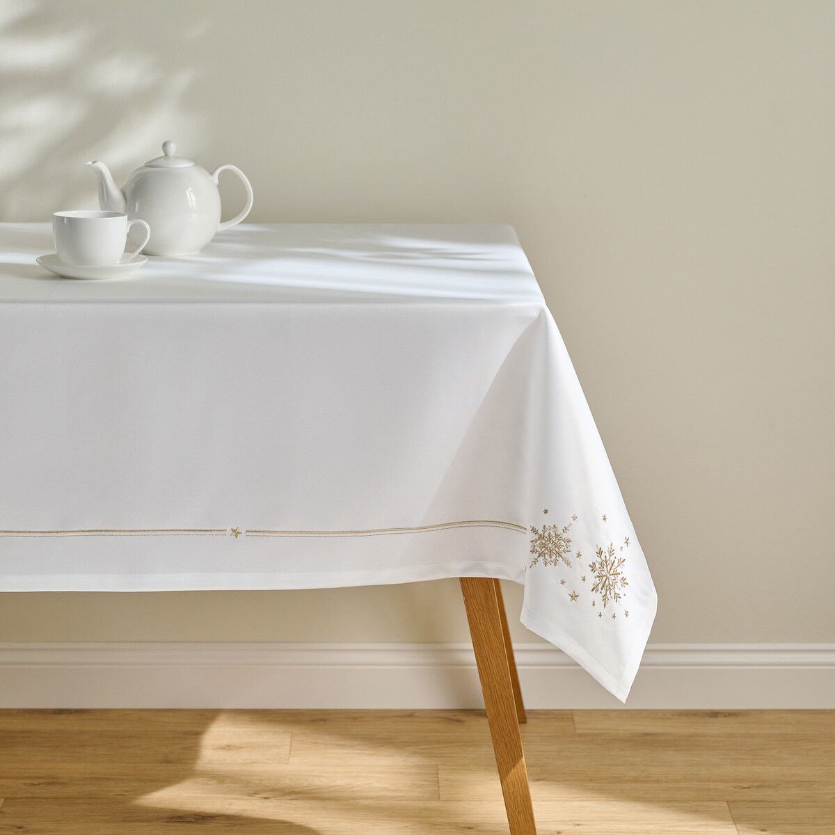 Obrus Haftowany Flokos 150x220 cm z motywem śnieżynki