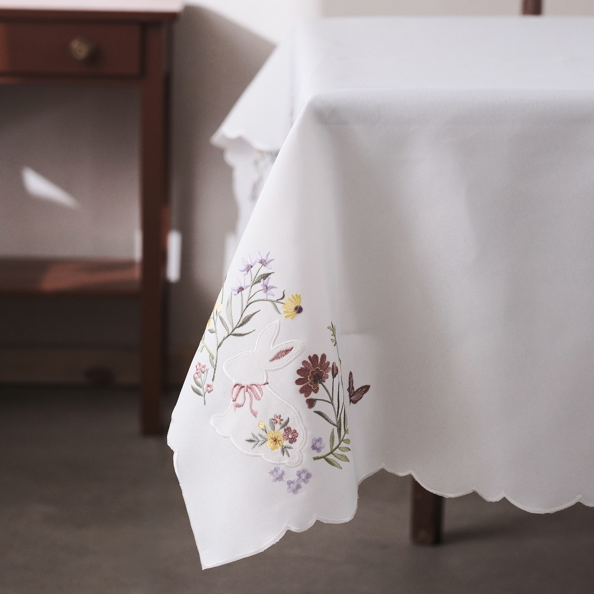 Obrus Haftowany Lapique 145x220 cm z motywem jajka