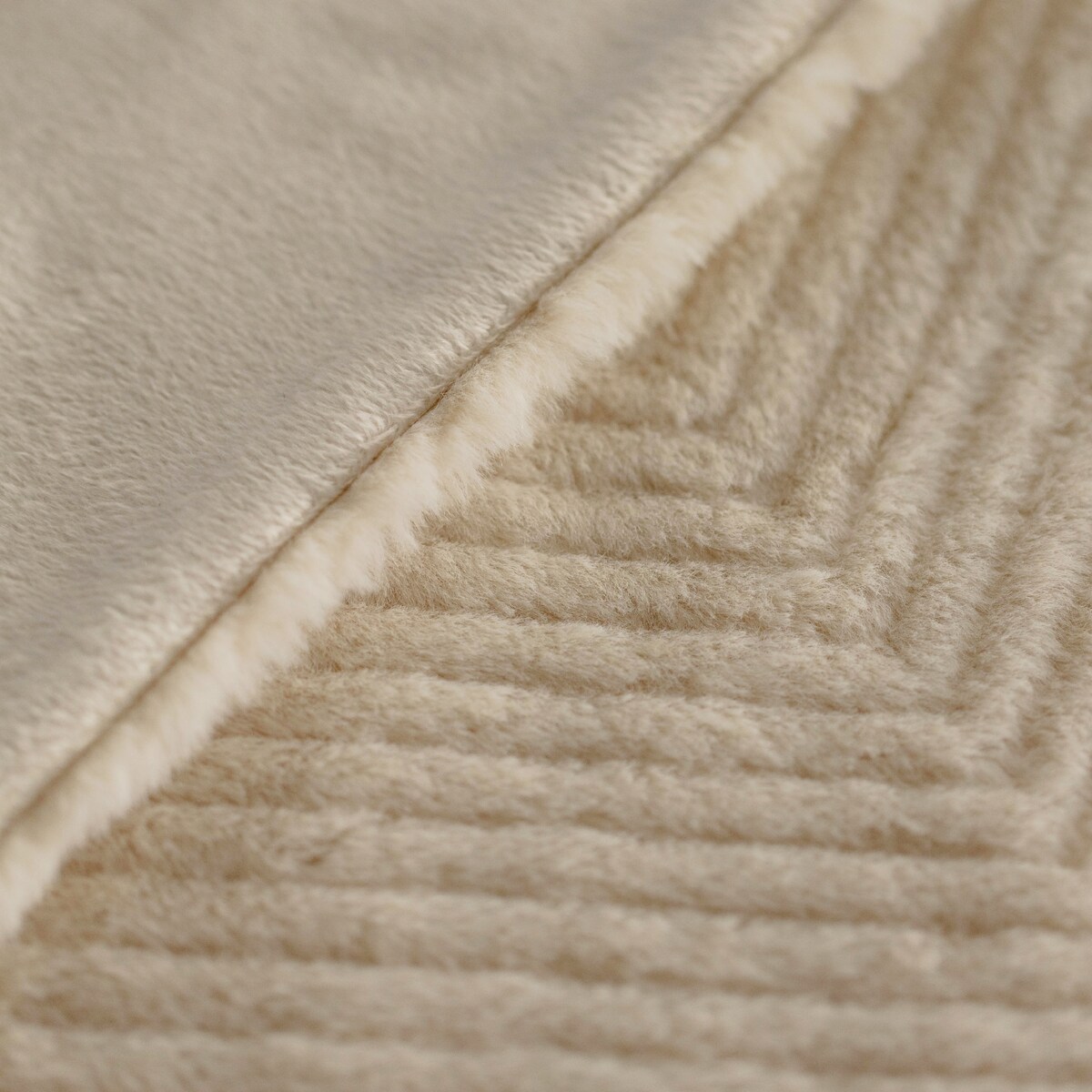 Narzuta Futrzana Przeszywana w Geometryczny Wzór Abraco 200x220 cm