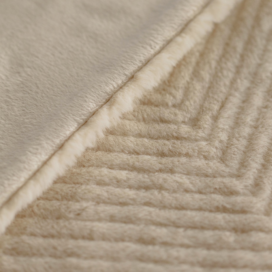 Narzuta Futrzana Przeszywana w Geometryczny Wzór Abraco 200x220 cm