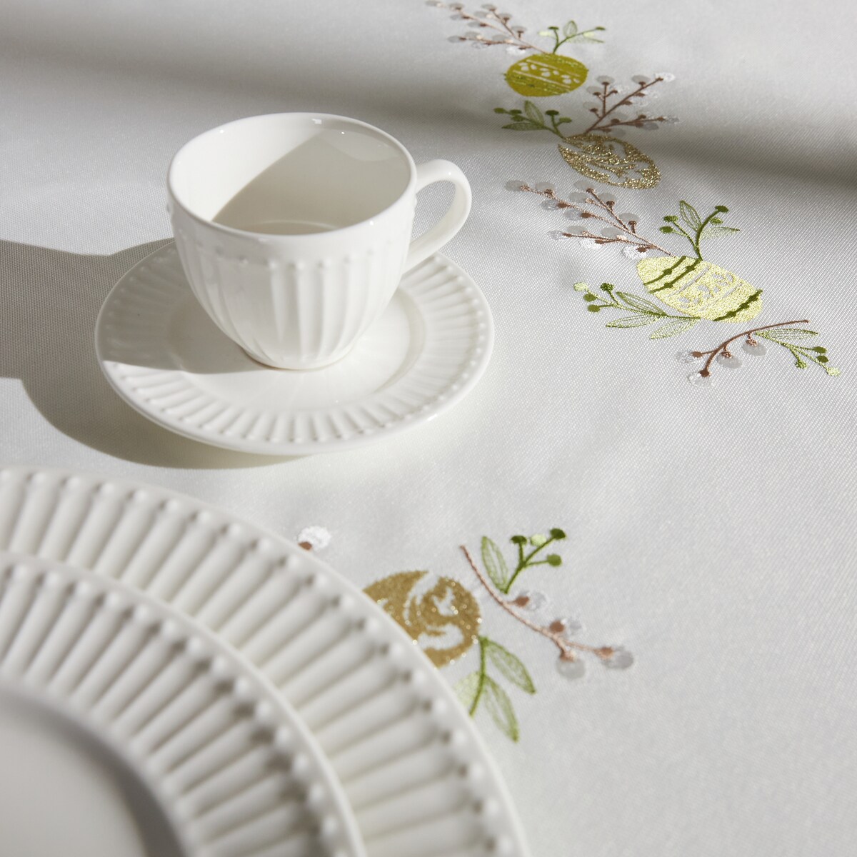 Obrus Haftowany Catkins 150x220 cm z motywem bazi