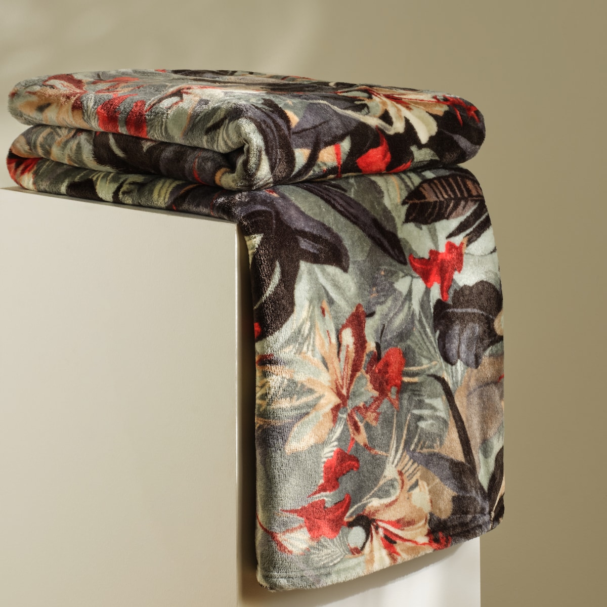 Koc Manuca 150x200 cm z motywem tropikalnym